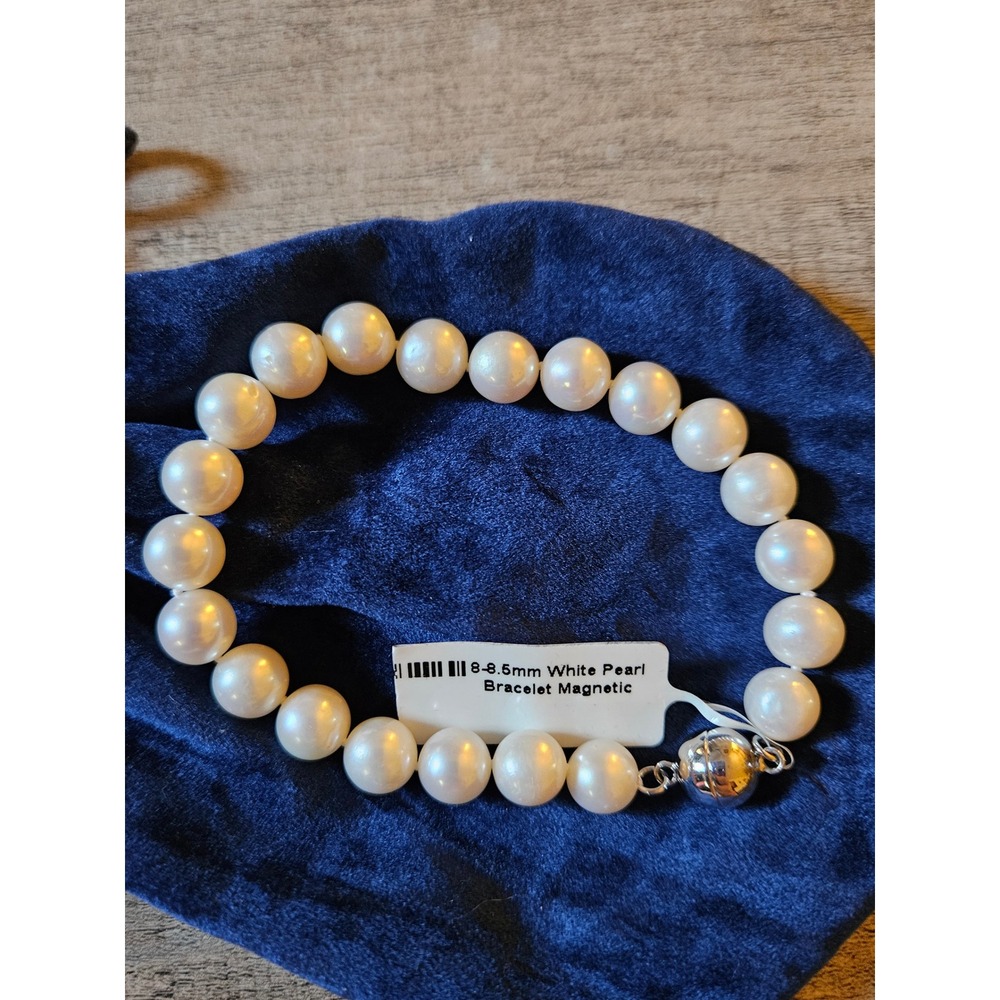 White Pearl Bracelet 8-8.5mm Magnetic Clasp Round Freshwater Pearl Strand NEW - Picture 1 of 1